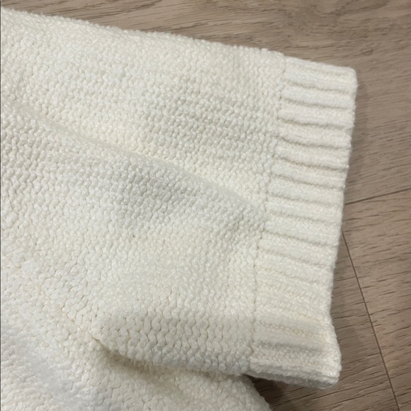 Abercrombie and Fitch size small slightly cropped short sleeve sweater. - Picture 3 of 4